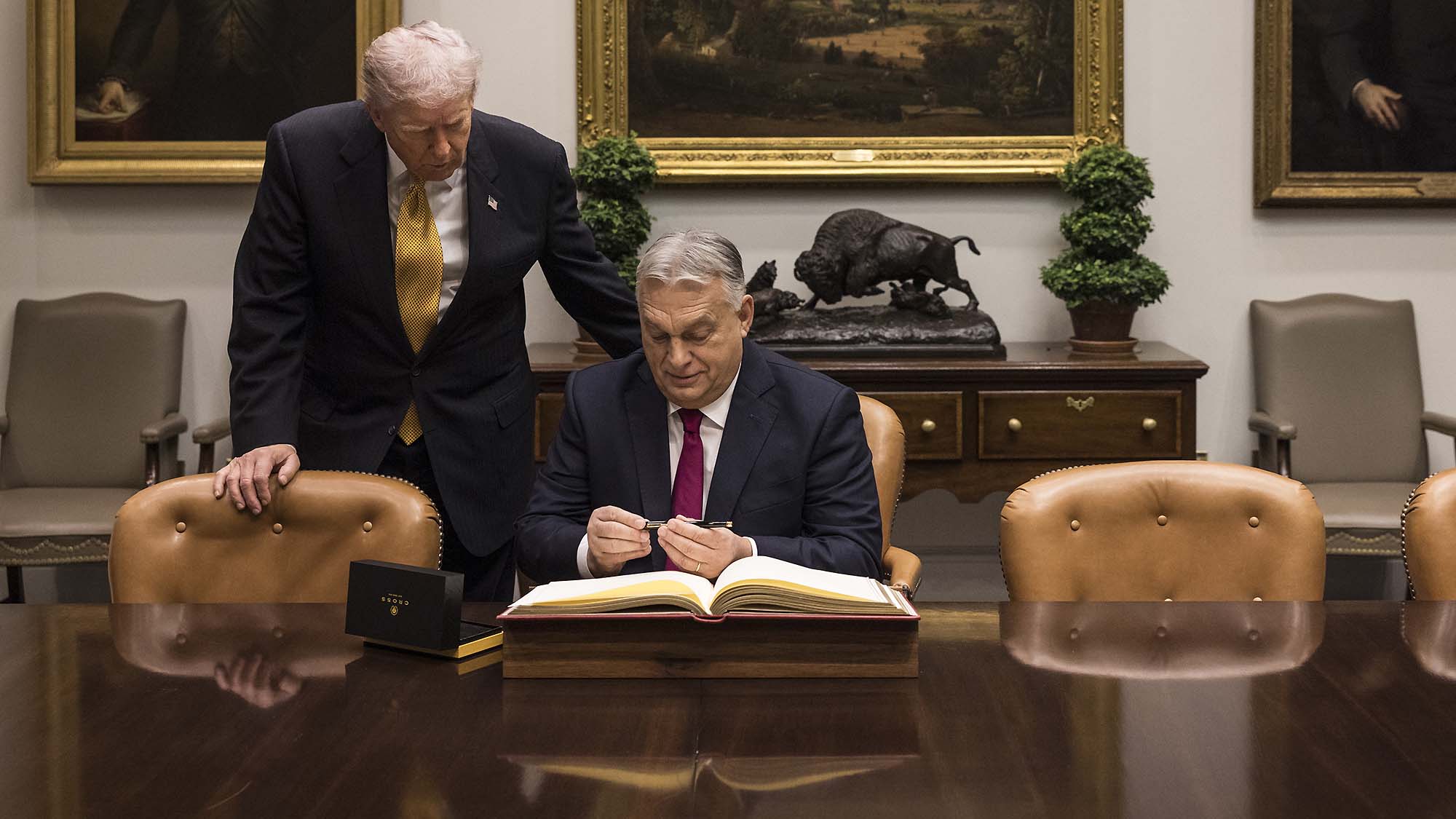 Donald Trump amerikai elnök fogadja Orbán Viktor miniszterelnököt a washingtoni Fehér Házban 2025. november 7-én. Fotó : MTI